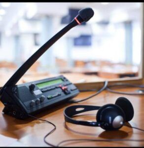 سماعات الترجمة الفورية للمؤتمرات