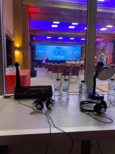 سماعات الترجمة الفورية للمؤتمرات