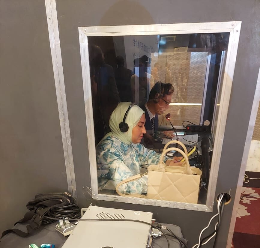 اجهزة ترجمة فورية للمؤتمرات